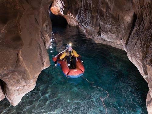 Grottes et gouffres d'Ardèche, exploration en traversée d'un réseau gorges de la Cèze avec lac souterrain,  près de Lyon, Montpellier, Grenoble, Saint-Etienne avec Guides spéléo d'Ardèche, Drôme, spéléo Vaucluse.