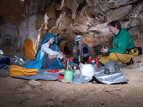 Bivouac souterrain, une nuit de sensations insolites en Ardèche du sud, depuis Lyon, Montpellier, Saint-Etienne, Marseille Grenoble, avec Guides spéléo d'Ardèche, Drôme.