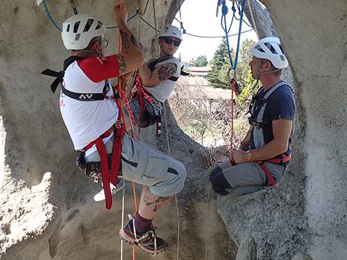 Apprentissage des techniques de spéléologie en stage pour adultes ou enfants,  depuis Lyon, Montpellier, Grenoble, Saint-Etienne, Marseille, avec les Guides spéléo d'Ardèche à Vallon-Pont-d'Arc, Drôme, Vaucluse.