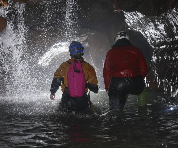 Spéléologie, descente en rappel, traversée en demi-journée ou journée toute l'année, avec Guides spéléo d'Ardèche, près de Montpellier, Lyon, Grenoble, Saint-Etienne, Provence, Vaucluse, Drôme.