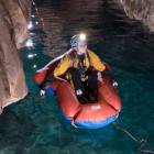 Guide spéléologue professionnelle en Ardèche, accompagne vos sorties découverte spéléologie Vallon-Pont-d'Arc, environnement souterrain, initiation spéléologie, visite de grotte, stage spéléo, spéléologie scolaire