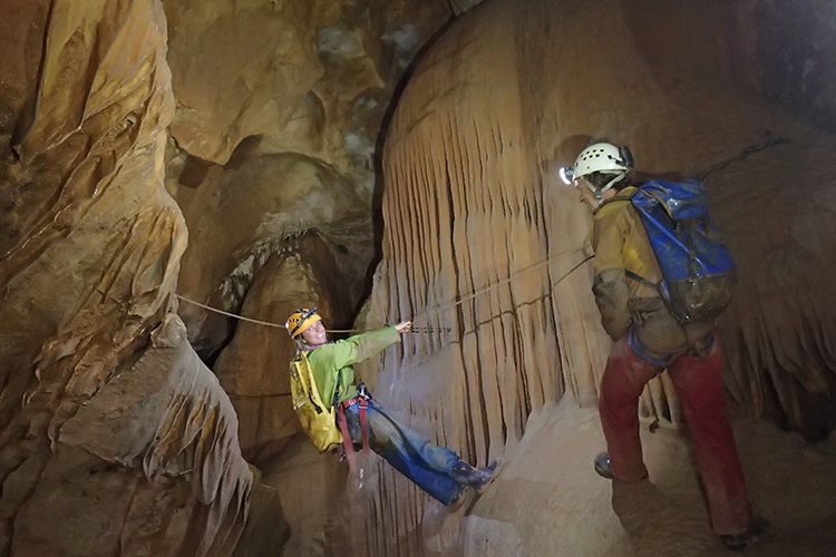 Initiation et découverte de la spéléologie dans les grottes et avens d'Ardèche avec les Guides Spéléo d'Ardèche toute l'année