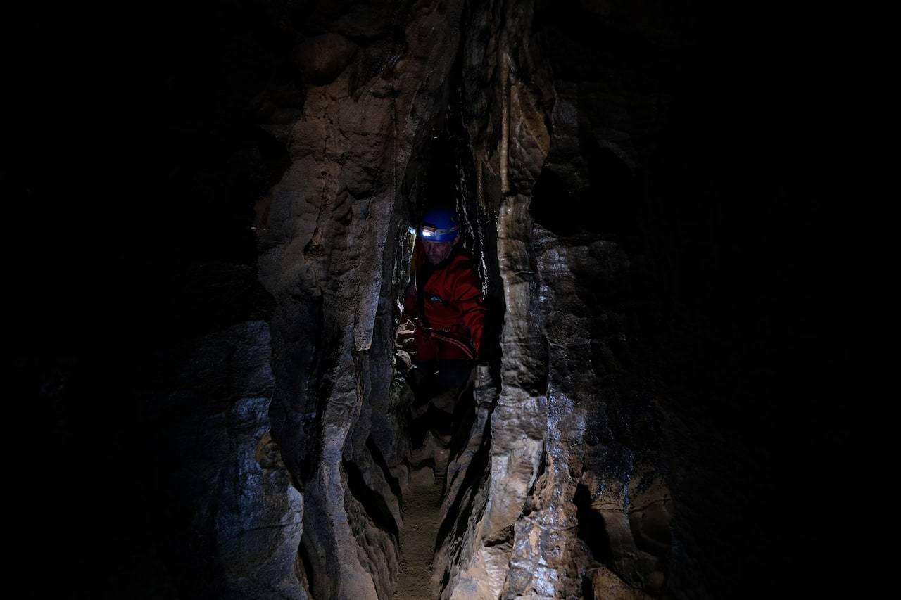 Groupe d'amis bivouac spéléo, nuit exceptionnelle au fond d'un gouffre ardéchois, initiation spéléologie Vallon-Pont-d'Arc, stage spéléo