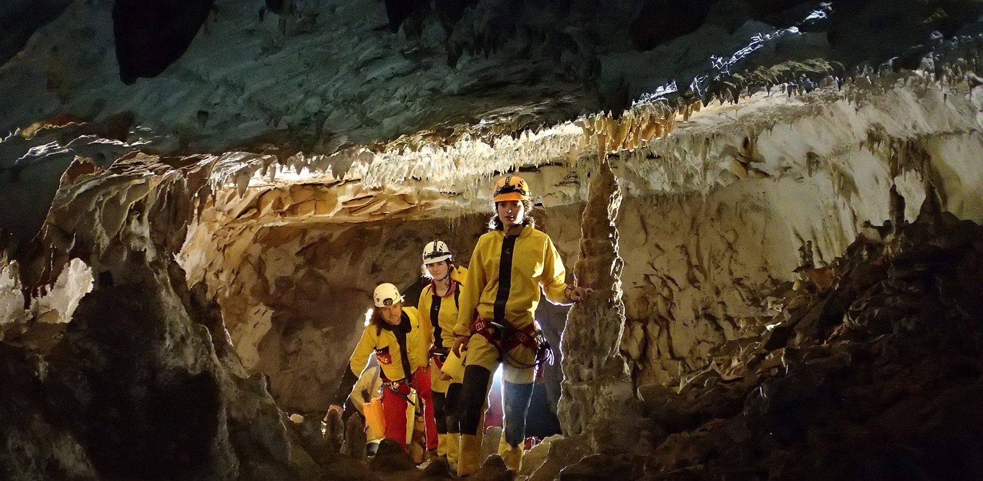 groupe de spéléologie souriant à l'abri de la pluie en Ardèche