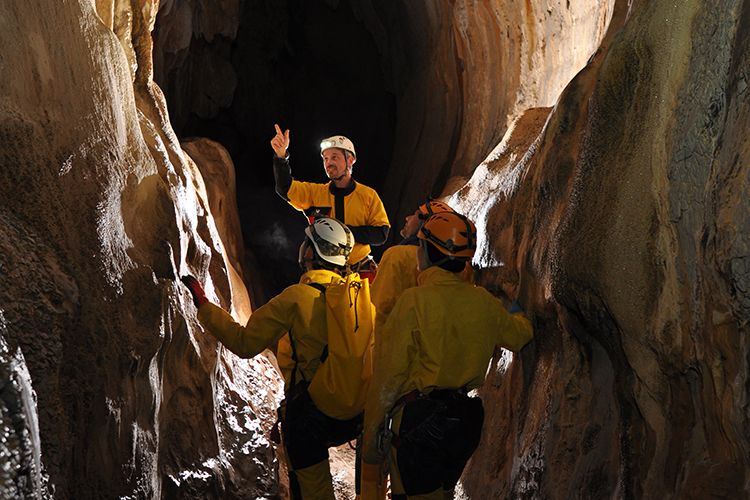 spéléologie découverte en groupe et enfants dans une rivière souterraine en Ardèche en demi-journée avec Guides spéléo d'Ardèche