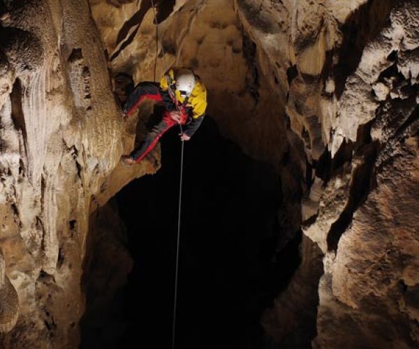 Spéléologie, descente en rappel, traversée en demi-journée ou journée toute l'année, avec Guides spéléo d'Ardèche, près de Montpellier, Lyon, Grenoble, Saint-Etienne, Provence, Vaucluse, Drôme.