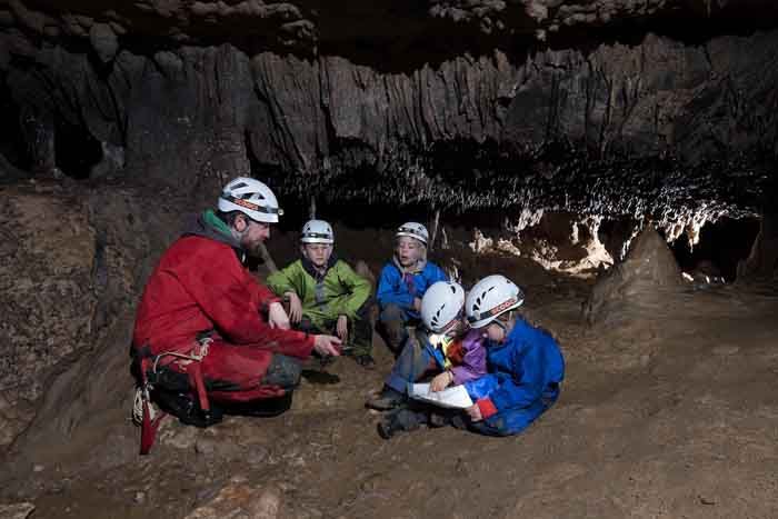 Orientation et topographie spéléo avec des enfants dans une grotte facile du Gard avec Guides spéléo d'Ardèche, Drôme, Vaucluse, Vallon-Pont-d'Arc