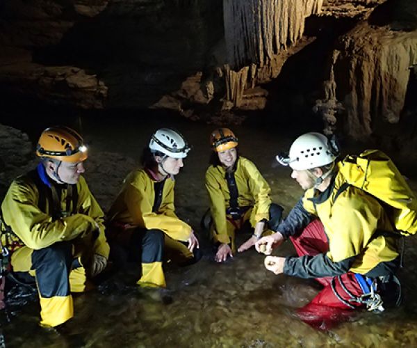 Initiation à la spéléologie, exploration de la rivière souterraine de Foussoubie, découverte en demi-journée ou journée spéléo avec Guides spéléo d'Ardèche et ses moniteurs spéléo, Cévennes, Vaucluse, Drôme, Lozère, Lyon, Grenoble, Avignon, Marseille.
