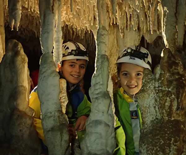 découverte de la spéléologie par des enfants, en famille, ou groupe d'amis avec Guides spéléo d'Ardèche, Cévennes, Drôme, Vaucluse, Saint-Etienne, Avignon, Provence, Lyon.